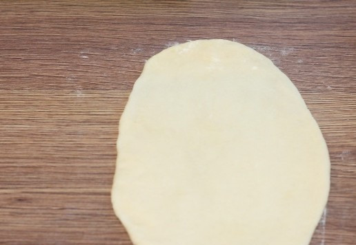 1. Этап. Плетеные булочки на молоке с начинкой: 12. Подпыляем стол и скалку мукой, раскатываем колобки по форме овал, толщиной 3 мл.