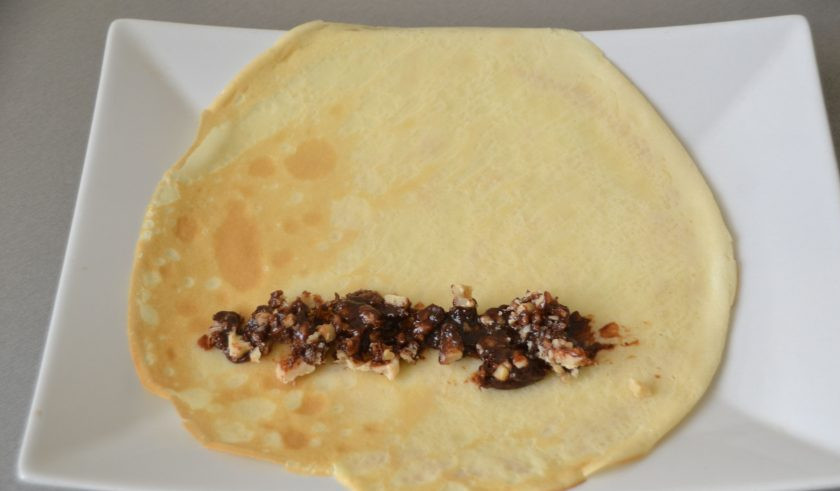 1. Этап. Сладкие начинки для блинов: Третью начинку из шоколадной пасты и орехов выложите вдоль блина, сверните блины в трубочку.