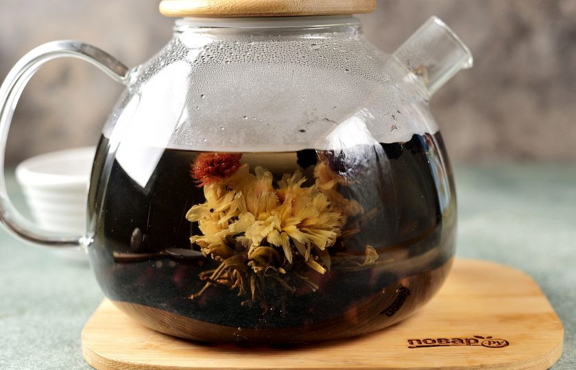 1. Этап. Зеленый чай с голубикой: Вскипятите воду, дайте ей немного остыть, поскольку заливать зеленый чай крутым кипятком нежелательно. Залейте горячей водой содержимое заварочного чайника, накройте крышкой и дайте постоять несколько минут. Как только 