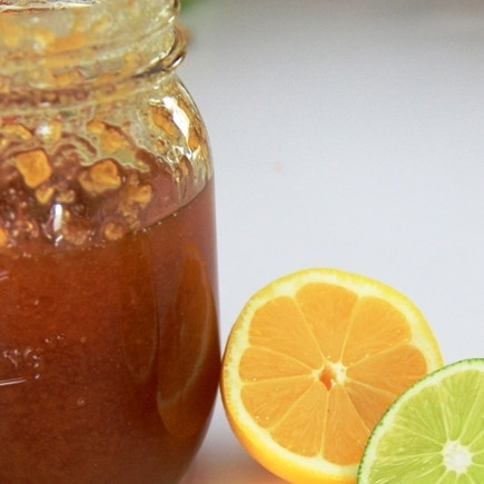 1. Этап. Фруктовый салат с медовым сиропом: Сперва сделаем заправку - смешаем мед с соком одного лимона или соком одного лайма (я мешала с соком половины лимона и соком половины лайма - тоже вкусно). Хорошенько перемешиваем до однородности.