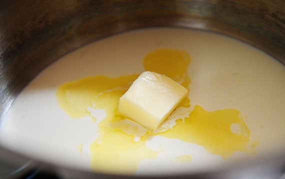 1. Этап. Макароны с песто и пармезаном: 3. Нагрейте сливки и сливочное масло в небольшом сотейнике на среднем огне.