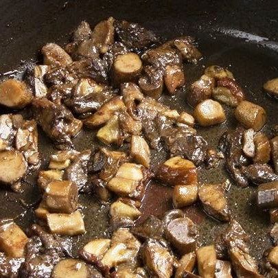 1. Этап. Веллингтон: Тем временем, пока фарш запекается, в сковороде на масле обжарим нарезанные грибочки. Обжариваем около 5 минут, после чего снимаем с огня.