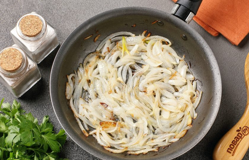 1. Этап. Куриная печень, жареная с луком: В сковороде на растительном масле обжарьте до мягкости нарезанный произвольно репчатый лук.