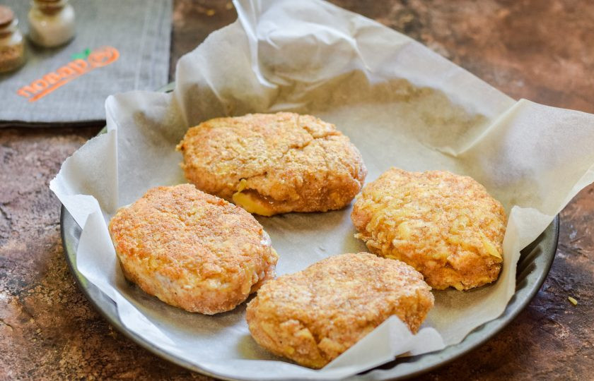 1. Этап. Котлеты из индейки с картошкой: Запекайте котлеты в духовке при температуре 180 градусов в течение 25-30 минут.