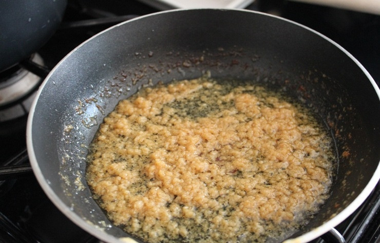 1. Этап. Жаркое по-французски: 2. Обжаривайте чеснок с маслом до коричневого цвета на среднем огне, помешивая.