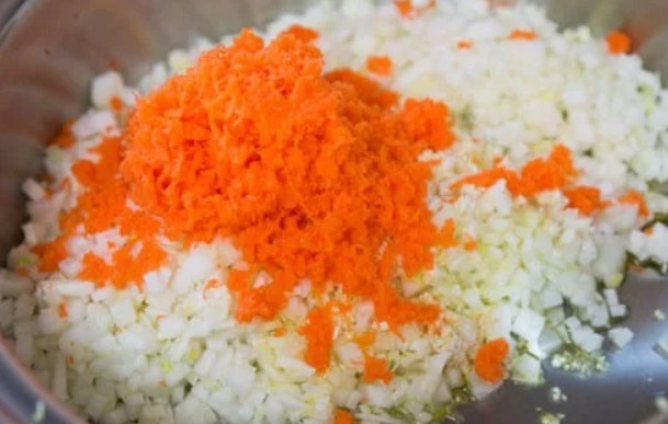 1. Этап. Вкуснейшая лазанья: 1. Очистите лук, морковь и чеснок, натрите морковь на мелкой терке, измельчите лук и чеснок. Разогрейте сковороду с растительным маслом и выложите овощи, накройте их крышкой и обжаривайте 10 минут.