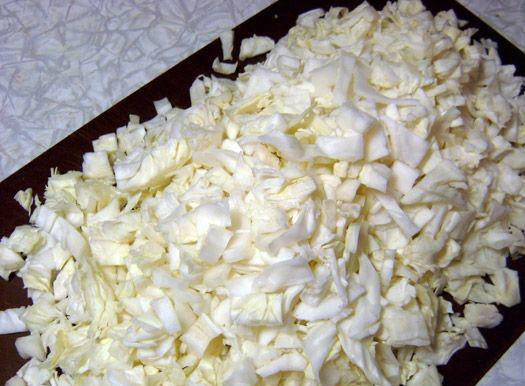 1. Этап. Солянка из свежей капусты с мясом: Шинкуем капусту квадратиками. Добавляем в сковороду с мясом. Сыпем соль и специи по вкусу. Хорошо перемешиваем все ингредиенты.