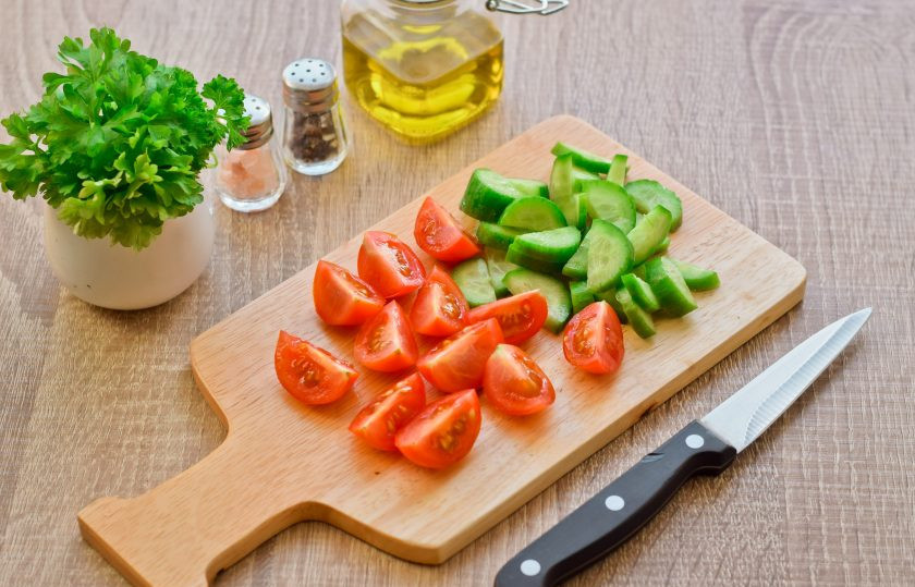 1. Этап. Салат из авокадо с креветками без майонеза: Помидоры и огурец сполосните, просушите. Нарежьте томаты черри на 4 дольки, огурцы также нарежьте дольками.