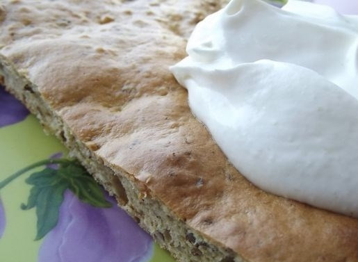 1. Этап. Бисквитный торт с грецкими орехами: Готовый ореховый бисквит достаньте из печки и остудите. Разрежьте ниткой на две части. Обмажьте коржи кремом, соедините их.