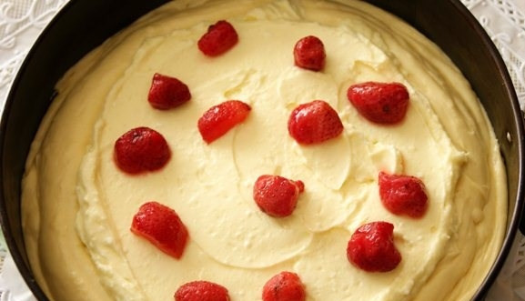 1. Этап. Творожный пирог с бисквитным тестом: По желанию, добавьте ягоды.