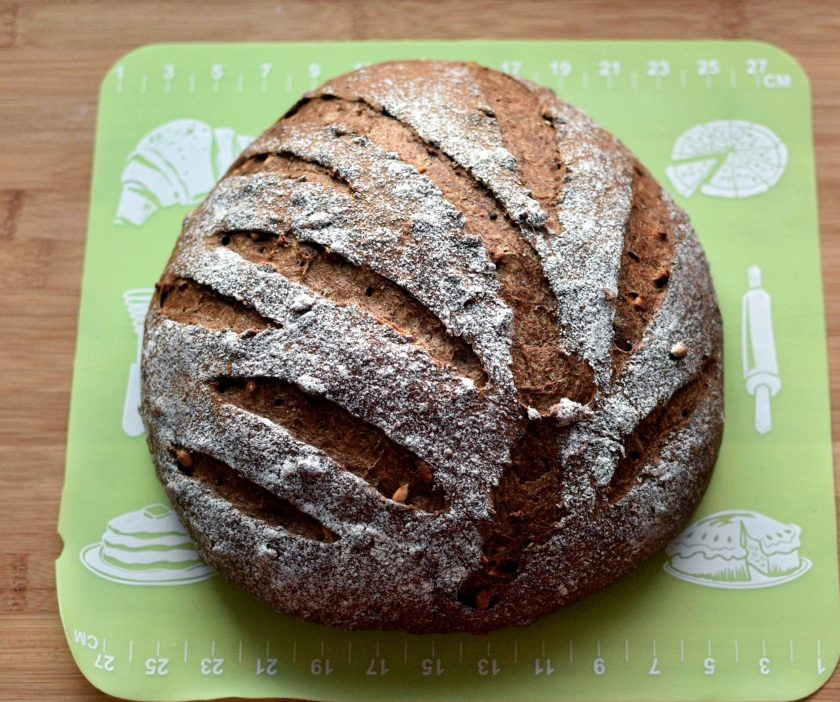 1. Этап. Шварцброт с квасом и отрубями: Поставьте хлеб в духовку, прогретую до 70 градусов, плесните полстакана горячей воды и дайте хлебу подойти с паром еще раза в полтора. Затем увеличивайте нагрев до 220-240 градусов и пеките, пока хлеб не схватится корочкой, еще мягкой. Затем уменьшите нагрев до 200 градусов и пеките до готовности. Выпечка займет около получаса. Готовый хлеб свободно укройте полотенцем и дайте ему остыть и вызреть хотя бы несколько часов, а лучше ночь.