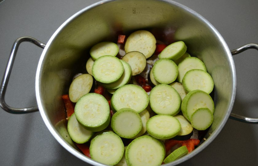 1. Этап. Думляма: Затем добавьте кружочки кабачка.