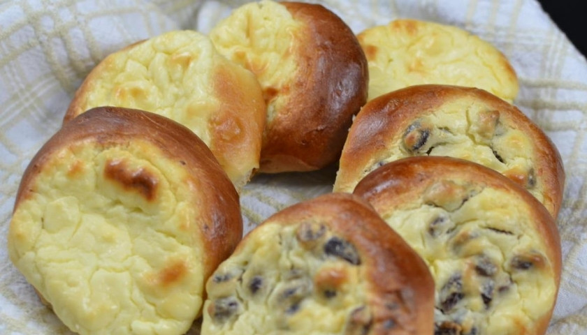 1. Этап. Дрожжевые ватрушки: Готовые дрожжевые булочки выкладываем на тарелочку, остужаем и подаем к столу. Приятного аппетита!