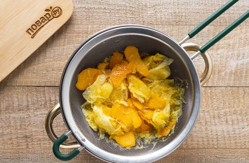 1. Этап. Морс из апельсинов: Процедите жидкость.