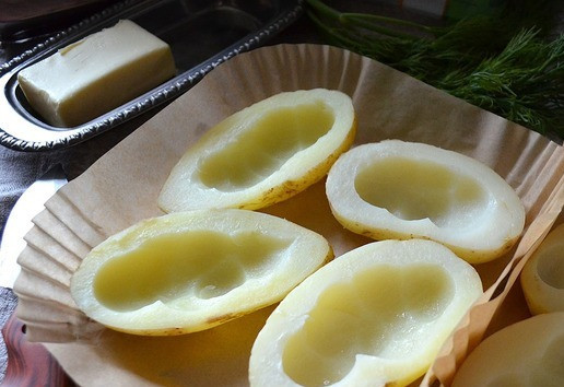 1. Этап. Картофельные лодочки с индейкой и сулугуни: Из картофеля сделать лодочки, удалив часть мякоти.