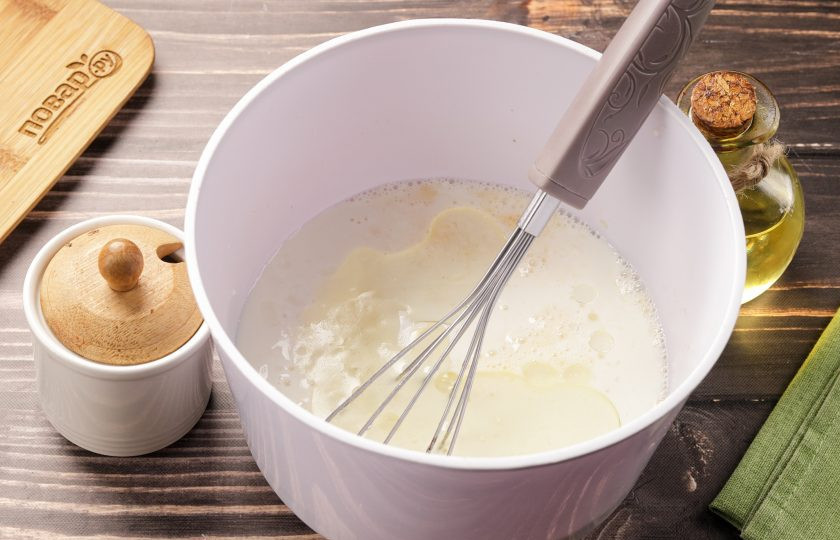 1. Этап. Блины на кефире с сыром: Добавьте кефир, молоко, соду и растительное масло.