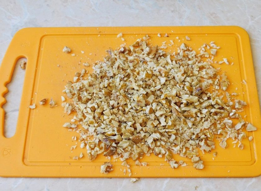 1. Этап. Английский морковный торт: Орехи немного порубите ножом и обжарьте на сухой сковороде.