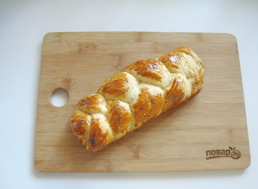 1. Этап. Плетеная булка: Точно также дайте косичке подойти в тепле, смажьте яйцом и пеките в духовке при температуре 175-180 градусов.