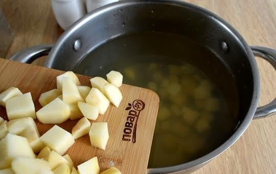1. Этап. Солянка рыбная: 3. Картофель нарежьте некрупными кубиками и добавьте в бульон, варите до готовности в течение 20-15 минут.