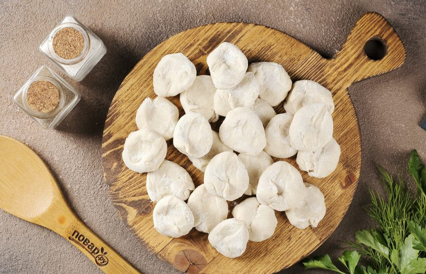 1. Этап. Манты без мантоварки: Тесто разделите на несколько частей. Каждую часть поочерёдно раскатайте колбаской и нарежьте кусочками. Размер кусочков зависит от желаемого размера готовых изделий. Так как мы будем готовить на сковороде, я для удобства готовлю небольшие манты. Обваляйте каждый кусочек с двух сторон в муке.