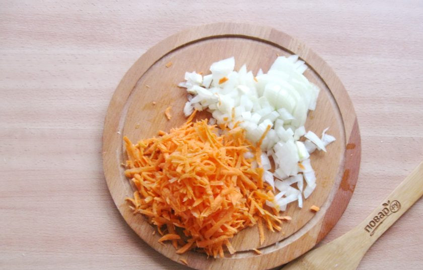 1. Этап. Щи из свежей капусты без зажарки: Репчатый лук и морковь очистите, помойте. Морковь натрите на терке с крупными отверстиями, а лук мелко нарежьте.