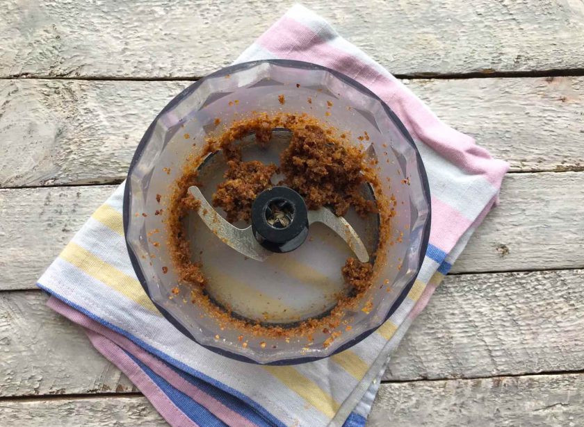 1. Этап. Овсяное печенье на сливочном масле: Изюм хорошо помойте и измельчите его в блендере.