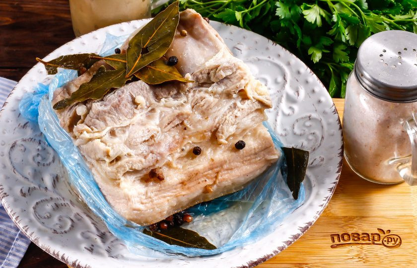 1. Этап. Свиная брюшина вареная в пакете: Аккуратно извлеките пакет с мясом, разверните его, стараясь не обжечься паром. Оставьте брюшину остывать примерно 20 минут, иначе вы не сможете ее нарезать.