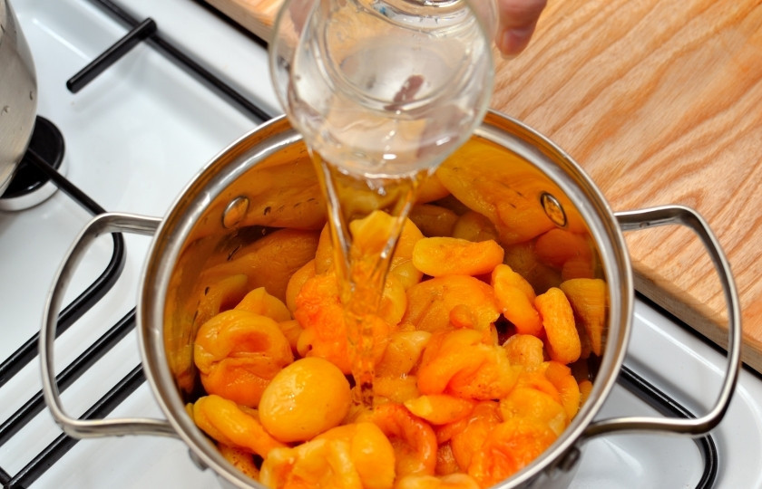 1. Этап. Джем из кураги: Затем выложите размоченную курагу в кастрюлю и залейте водой.