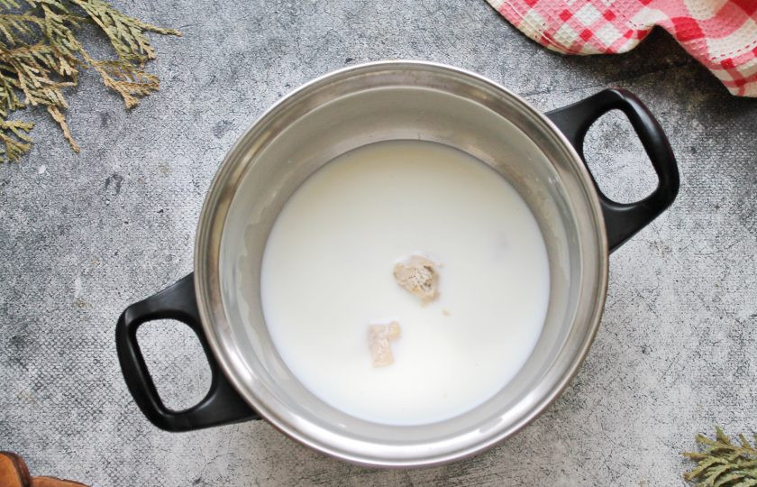 1. Этап. Очень мягкий пасхальный кулич: Холодное молоко соедините с прессованными дрожжами, солью, сахаром и перемешайте до однородности.