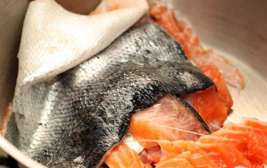 1. Этап. Рыбная солянка с семгой: 1. Берем рыбу и отделяем филе. Голову плавники кости и шкуру сложим в большую кастрюлю.