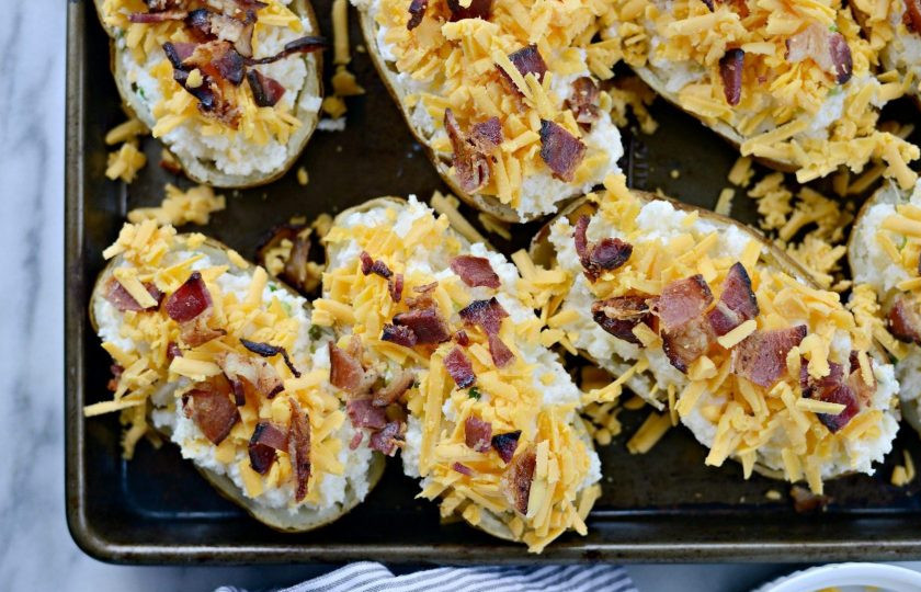 1. Этап. Фаршированный запечённый картофель: 5. Сверху выложите на начинку кусочки бекона и натрите сыр.