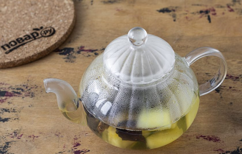 1. Этап. Чай с ананасом: Влейте горячую воду, закройте чайник. Оставьте на 10-15 минут настояться.