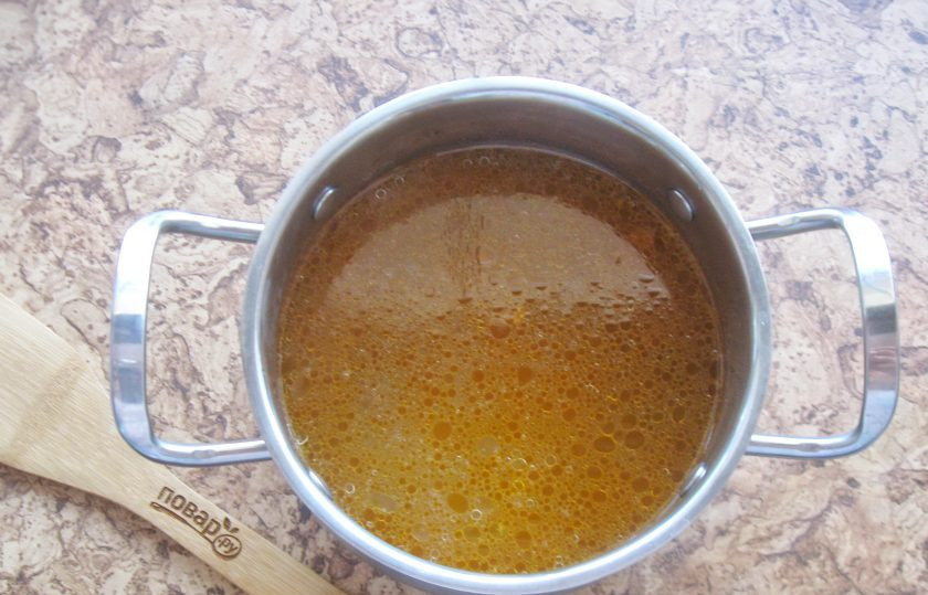 1. Этап. Солянка как в ресторане: Из бульона достаньте курицу, отделите мякоть от костей и кожи. Бульон процедите. Добавьте в него зажарку из лука, огурца и томатной пасты.