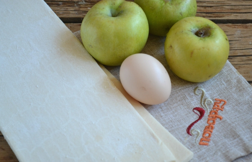 1. Этап. Конвертики из слоеного теста с начинкой: Подготовьте все необходимые ингредиенты. Тесто можете брать как слоеное дрожжевое, так и бездрожжевое, какое вам больше нравится.