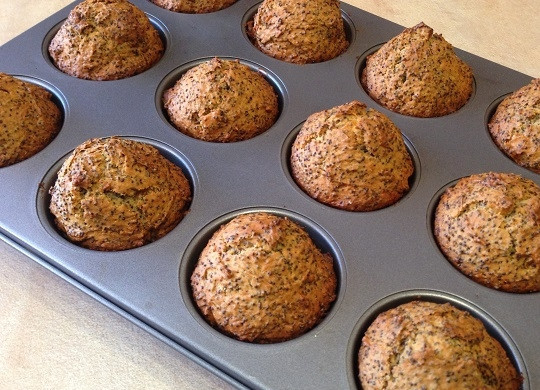 1. Этап. Маковые кексики с курагой: 9. А затем выпекаем в разогретой до 180 градусов духовке минут 35-40. Вот какие они румяные получаются. Не забываем проверить на готовность деревянной зубочисткой.