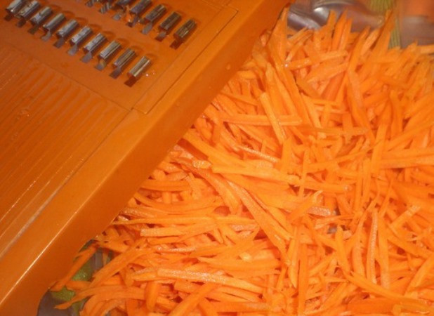 1. Этап. Хе из говядины: Морковь измельчите на терке для корейской моркови.