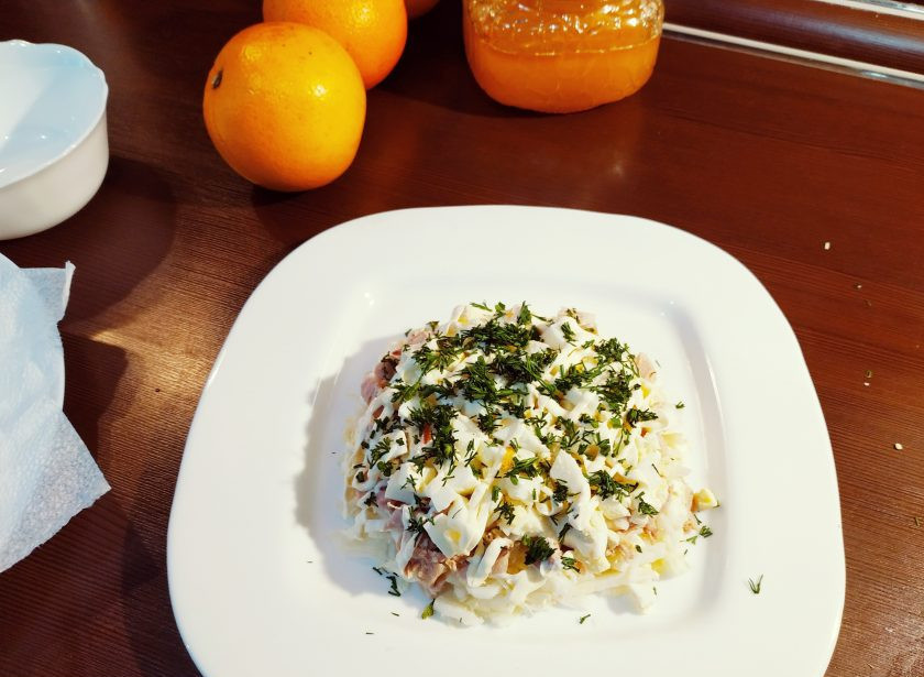 1. Этап. Салат с куриным филе Рандеву: Сверху распределите измельченные яйца, и конечно же укропчик. Именно укроп придает этому салату изюминку и связывает все ингредиенты между собой.