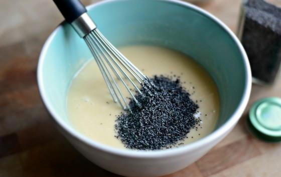 1. Этап. Салатная заправка с медом и маком: 5. И всыпьте мак. Тщательно перемешайте все.