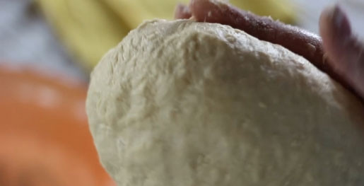 1. Этап. Пончики печеные: 6. В увеличенное в объеме тесто вбейте яйца и влейте теплое молоко. Введите 2/3 от сливочного масла. Понемногу небольшими порциями добавляйте муку. Вымешивайте тесто руками, предварительно смазанными остатками сливочного масла. Готовое тесто оставьте в миске на полчаса для увеличения объема. Миску накройте полотенцем.