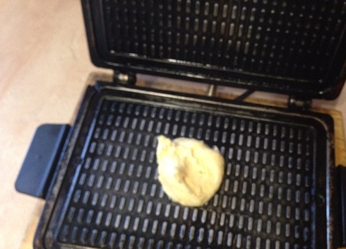 1. Этап. Рецепт вафельного теста для электровафельницы: Выкладываем столовую ложку теста по центру вафельницы и прижимаем крышку.