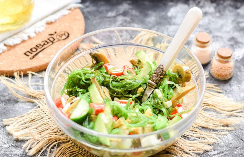 1. Этап. Крабовый салат с чукой: Перемешайте и подавайте салат к столу.