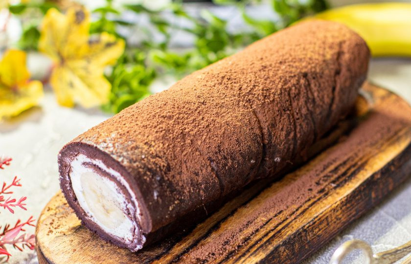 1. Этап. Шоколадный рулет без муки: Достаньте готовый рулет, освободите из пленки. Переложите на блюдо или доску и по желанию, посыпьте какао-порошком или сахарной пудрой.