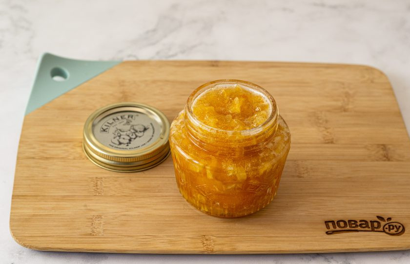 1. Этап. Варенье из яблок и абрикосов: Горячее варенье разложите в чистую стерилизованную баночку.