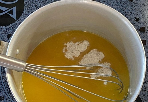 1. Этап. Закуска Оригинальная: В сотейнике смешайте апельсиновый сок и агар- агар, доведите до кипения и проварите на среднем огне примерно 4 минуты.