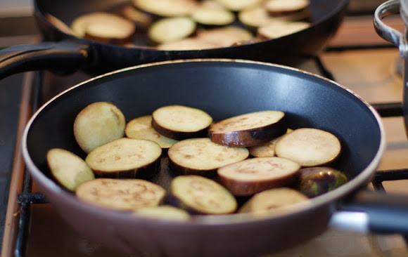 1. Этап. Баклажаны в горшочках: Обжарить баклажаны на оливковом масле с обеих сторон до слегка золотистого цвета