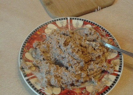 1. Этап. Закуска на чипсах Паштетная: Если ваш паштет очень густой, можно добавить чайную ложечку майонеза. Перемешиваем сыр с паштетом до получения однородной массы.