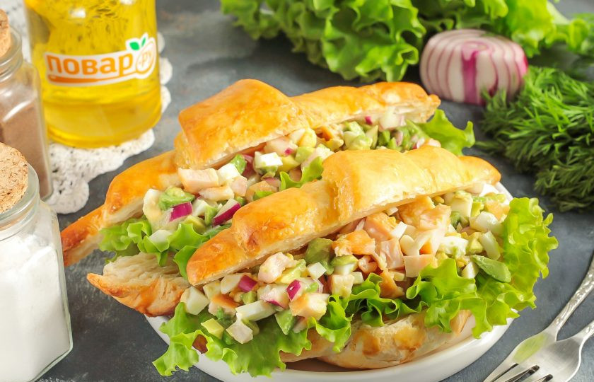 1. Этап. Круассаны с куриным салатом внутри: Подайте приготовленное блюдо к столу.