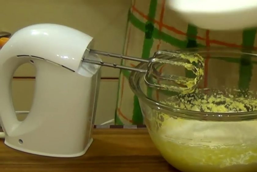 1. Этап. Кексы в чашках: 1. Яйца взбейте с сахаром в белую пену с помощью миксера. Добавьте размягченное сливочное масло и хорошо перемешайте.