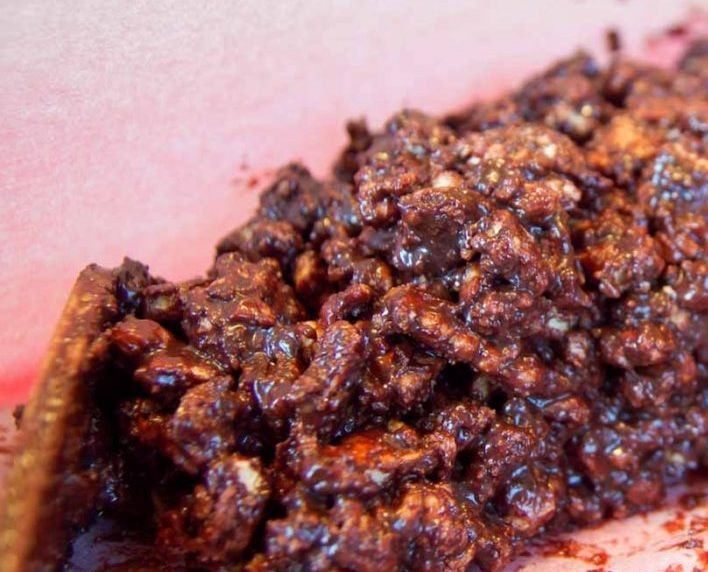 1. Этап. Рецепт печенья Колбаска: Смешайте орехи, какао, сахар и яйца до однородности. Добавьте печенье и аккуратно смешайте.