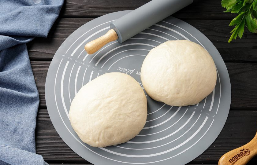 1. Этап. Армянский хачапури: Разделите на две равные части и сформируйте шарик.